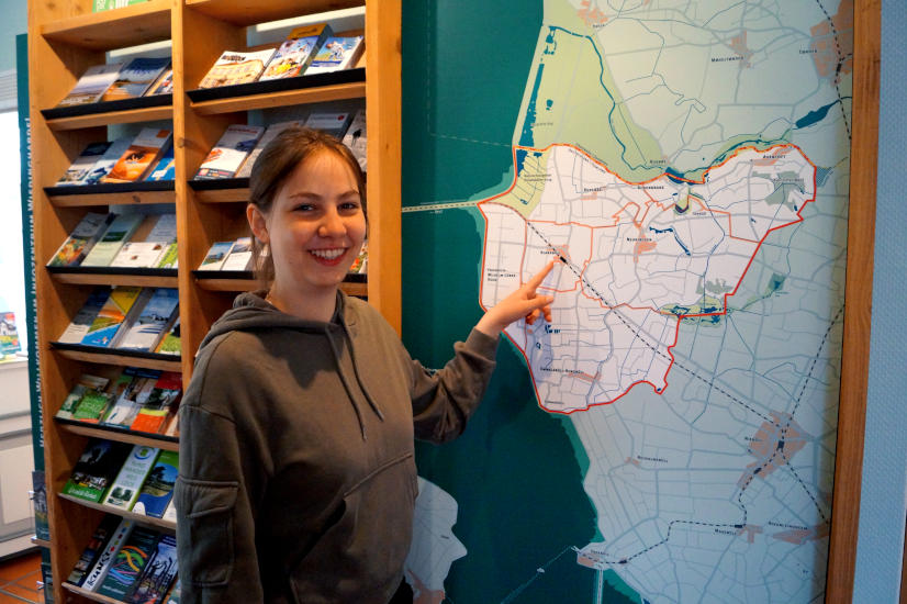 FSJ'lerin Luzia Aumann vor der Karte der Wiedingharde