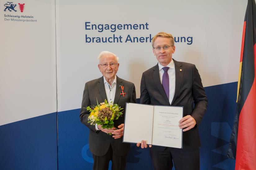 Günther Hirt ber der Verleihung des Verdienstordens am Bande der Bundesrepublik Deutschland